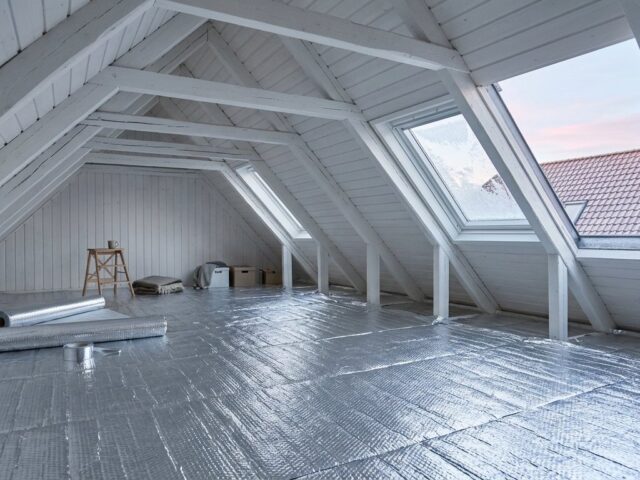 Efterisolering af loft før vinteren: sådan holder du på varmen i Danmark